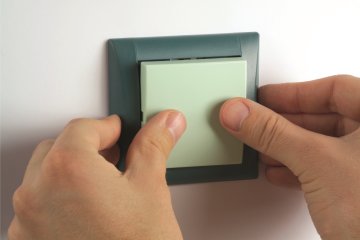 Jak na demontáž pohledových částí vypínačů a zásuvek?